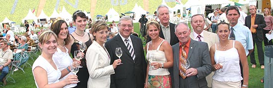 Eröffnung Wein Fest 2006 mit zahlreichen Weinköniginnen und Landwirtschafts-Minister Josef Miller (Foto: MartiN Schmitz)